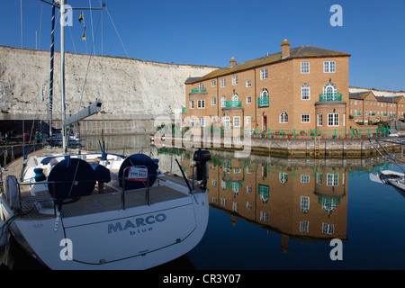 England, East Sussex, Brighton, Boot in der Marina zu verkaufen. Stockfoto