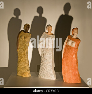 Gebranntem Ton bemalte Figuren der drei fromme Frauen, die Christi Grab geöffnet vom französischen Künstler Christiane Boone in der Kathedrale von Troyes Stockfoto