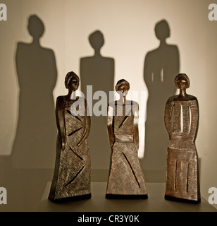 Gebranntem Ton bemalte Figuren der drei fromme Frauen, die Christi Grab geöffnet vom französischen Künstler Christiane Boone in der Kathedrale von Troyes Stockfoto