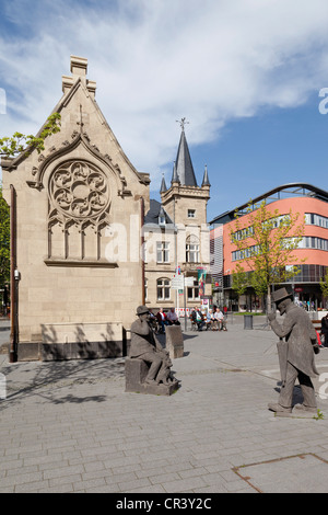 Neuer Markt-Quadrat, altes Rathaus, Skulpturen, Jesuitenstrasse, Innenstadt, Bad Neuenahr, Ahrtal, Eifel, Rheinland-Pfalz Stockfoto