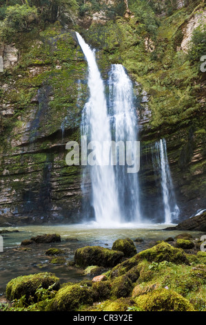 Frankreich, Jura, Parc Naturel Regional du Haut Jura (Jura Berge Regional Natural Park), in der Nähe von Saint-Claude, Wasserfall in der Stockfoto
