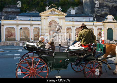 Österreich, Salzburg, historische Zentrum UNESCO-Welterbe, Touristen im Kraftfahrzeug vor dem Pferde-Brunnen oder Stockfoto