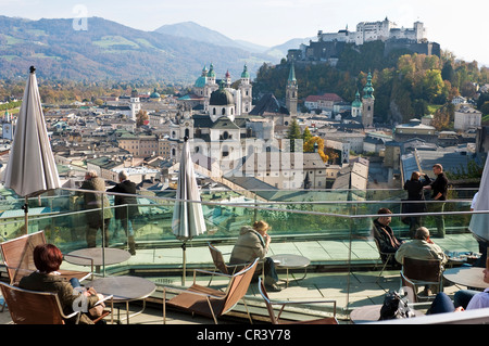 Österreich, Salzburg, historische Zentrum UNESCO-Welterbe, Terrasse des M32-Café-Restaurant im Museum of Modern Art auf Stockfoto