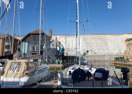 England, East Sussex, Brighton, Boote zum Verkauf in der Marina. Stockfoto