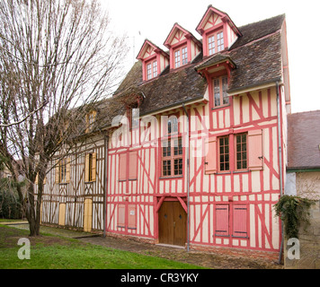Alte mittelalterliche halb Fachwerk aus Holz gerahmt befindet sich in der Nähe der Kathedrale von Troyes, Frankreich Stockfoto