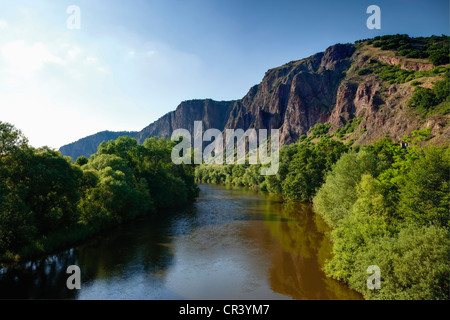 Nahe Fluss und Rotenfels Gebirgszug in der Nähe von Bad Münster bin Stein-Ebernburg, Rheinland-Pfalz, Deutschland, Europa Stockfoto