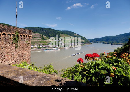 Blick von Burg Rheinstein Burg auf Sassmannshausen und Ausflug Schiffe, Trechtingshausen, UNESCO World Heritage Site oben Stockfoto