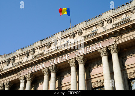 Rumänische Flagge, Cercul Militar National, Offiziersmesse, Militärgebäude, Restaurant, Museum, Bukarest, Rumänien Stockfoto