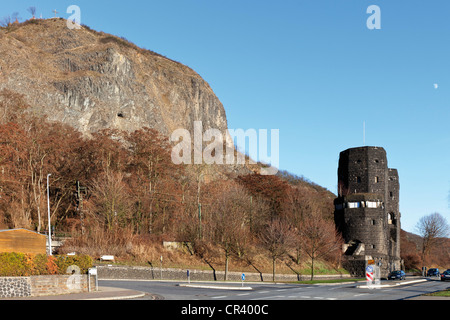 Überreste der Ludendorff-Brücke oder Brücke von Remagen vor Basalt rock Erpeler Ley, Erpel, Rheinland-Pfalz Stockfoto