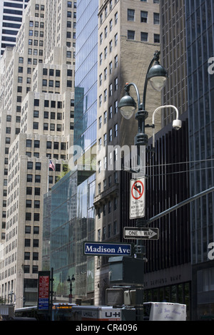 Blick nach Westen auf der 42nd Street von Madison Avenue entlang der Felswände von corporate America. Stockfoto