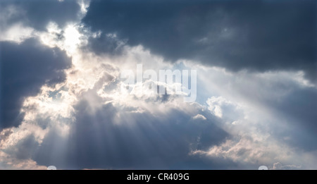 Sonne durch die Wolken Stockfoto