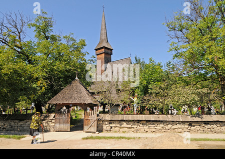 Ältere Frau, Friedhof, Biserica de Lemn, Holzkirche, UNESCO-Weltkulturerbe, Dorf Leud, Maramures, Rumänien Stockfoto