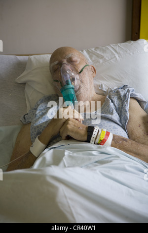 92 Jahre alter Mann im Krankenhaus auf ein Beatmungsgerät. 90er Jahre en, Stockfoto