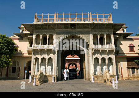 Staat Rajasthan, Indien, Jaipur, Stadtschloss, Sarhad Ki Deorhi, Marmor Tür Porte de Marbre umrahmt mit Elefanten Stockfoto