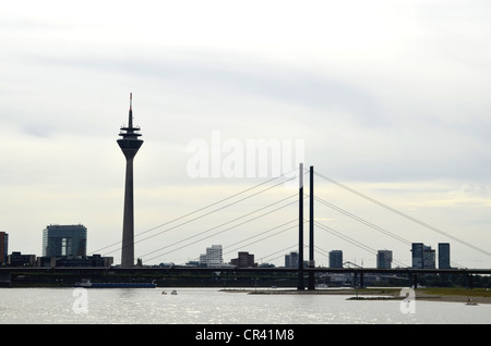 Panoramablick von der Bank des Rheins über den Rhein in Richtung Düsseldorfer Skyline mit dem Stadttor, Stadttor, Stockfoto