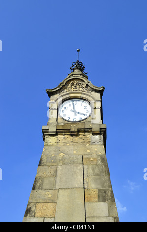 Wasserstandsanzeige, Art Noveau-Turm am Rhein-Ufer an der Wasserstand, Rheinpromenade, Altstadt Stockfoto