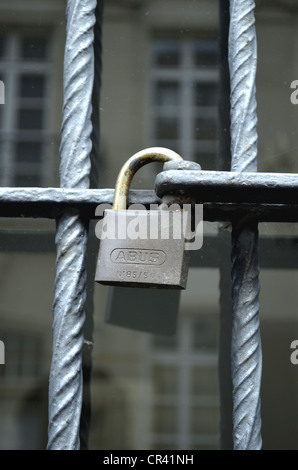 Fenster gesichert mit Bars und ein Vorhängeschloss, Altstadt, Düsseldorf, Nordrhein-Westfalen, Deutschland, Europa Stockfoto