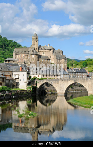 Pont Sur le Lot zu überbrücken, Fluss Lot, Schloss, Burg, Reflexion, Via Podiensis oder Chemin de St-Jacques oder französischen Pilgerweg des Heiligen Jakobus Stockfoto