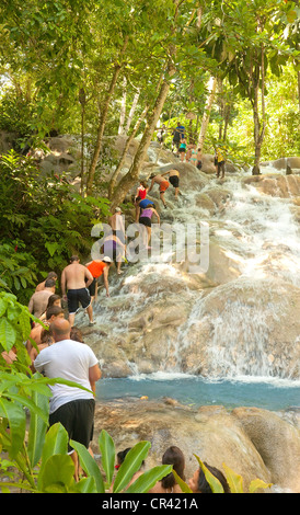 Gruppe von Touristen begegnen Dunns River Falls in Jamaika Stockfoto