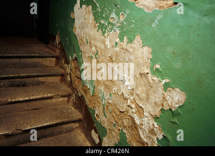 Leiter und der zerstörten Mauer im alten Haus Stockfoto