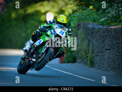 Ian Lougher auf seiner Kawasaki während des Trainings für die Isle Of Man TT 2012 Stockfoto