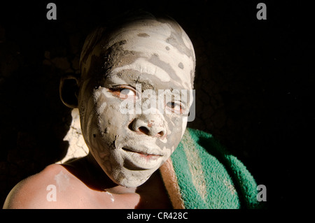 Xhosa junge verschmiert mit Lehm, Porträt, während der traditionelle Beschneidung Zeremonie, Wild Coast, Eastern Cape, Südafrika Stockfoto