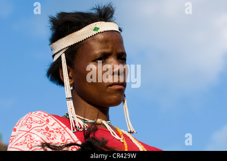 Traditionell gekleidete Xhosa Frau, Porträt, während der Sangoma oder Zauberer Festival, Wild Coast, Eastern Cape, Südafrika Stockfoto