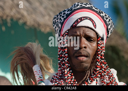 Traditionell gekleidete Xhosa Mann, Porträt, während die Sangoma oder Zauberer Festival, Wild Coast, Eastern Cape, Südafrika Stockfoto