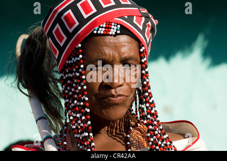 Traditionell gekleidete Xhosa Frau, Porträt, während der Sangoma oder Zauberer Festival, Wild Coast, Eastern Cape, Südafrika Stockfoto