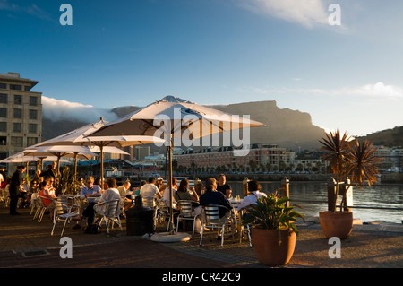 Menschen in Straßencafés, Tafelberg, Victoria & Alfred Waterfront, Cape Town, Western Cape, Südafrika, Afrika Stockfoto