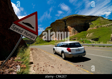 Auto auf einer Straße, Vorsicht Zeichen, Geschwindigkeit Buckel, Mushroom Rock, Golden Gate National Park, Freistaat, Südafrika, Afrika Stockfoto