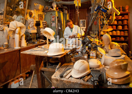 Frankreich, Paris, La Forme Workshop, Lucie Re Handwerk spezialisiert, auf, von Blöcken für Hüte Stockfoto