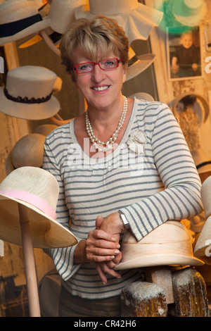 Frankreich, Paris, La Forme Workshop, Lucie Re Handwerk spezialisiert, auf, von Blöcken für Hüte Stockfoto