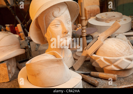 Frankreich, Paris, La Forme Workshop, Lucie Re Handwerk spezialisiert, auf, von Blöcken für Hüte Stockfoto