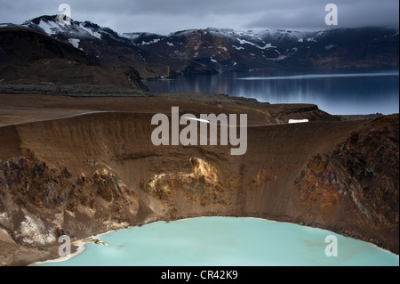 Caldera des Vulkans Askja mit Krater See von Víti an der Front und der Kratersee des Oeskjuvatn auf der Rückseite, Highlands Stockfoto