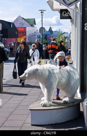Island, Reykjavik, Teddybär in Laugavegur Straße, der wichtigsten Einkaufsstraße Stockfoto