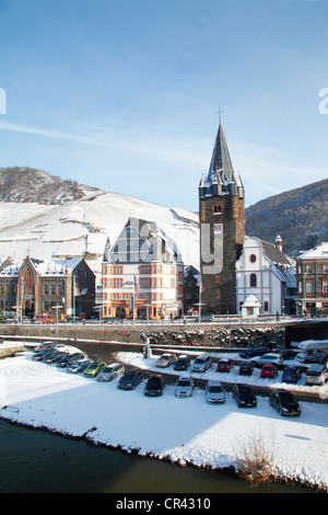 Verschneite Stadtteil von Bernkastel am Ufer der Mosel in Bernkastel-Kues, Rheinland-Pfalz, Deutschland, Europa Stockfoto