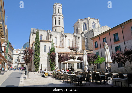 Kirche St. Peter, Street Cafe, Placa de L'Església, Altstadt, Figueres, Costa Brava, Katalonien, Spanien, Europa Stockfoto