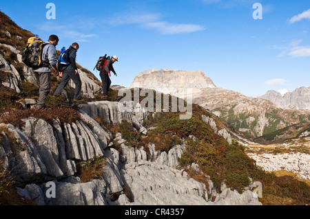 Österreich Vorarlberg Lech bin Arlberg geführte Wanderung zum Meer Pierre bestehend aus Karren Karst Kalkstein oberen Rhätischen aus 200 Stockfoto