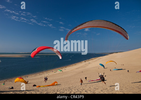 Frankreich, Gironde, Bassin d ' Arcachon, Pyla-Sur-Mer, Paragliding auf Düne von Pyla Stockfoto