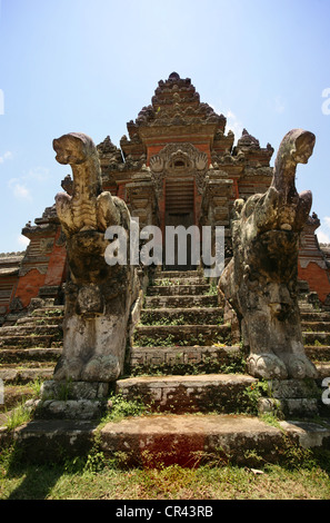 Tempel von Bali mit zwei Elefanten vor dem Eingang, Indonesien Stockfoto