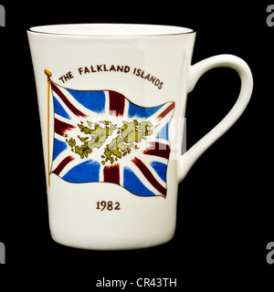 Porzellan-Becher zum Gedenken an den Falklandkrieg 1982 Stockfoto