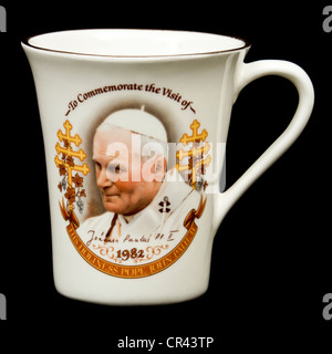 Vintage Porzellan-Becher zum Gedenken an den 1982 Besuch in Großbritannien von Papst Johannes Paul II Stockfoto