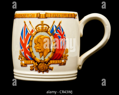 1935 König George V und Königin Mary Silver Jubilee Souvenir-Becher von Johnson Brothers Stockfoto