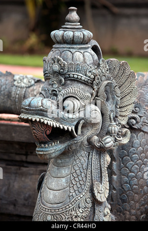 Balinesische Steinstatue vor einem Tempel Stockfoto