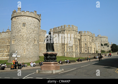 Schloss Windsor, Berkshire, England. Die Queen-Victoria-Statue von Sir Edgar Böhm entworfen und errichtet im Jahre 1887 Stockfoto