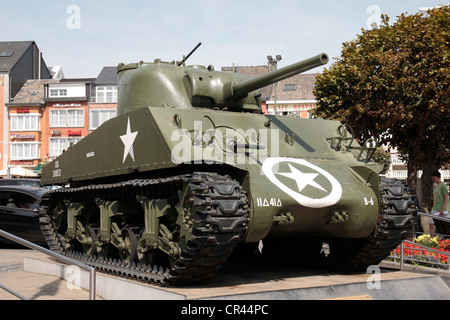 Eine amerikanische Weltkrieg zwei Sherman-Panzer auf dem Display in der Hauptplatz in Bastogne, Wallonien, Belgien. Stockfoto