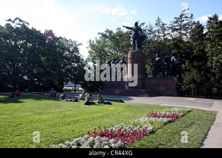 Kossuth-Denkmal ist eine imposante Statue des ehemaligen ungarischen Regent-Präsident Lajos Kossuth vor dem ungarischen Parlament. Stockfoto