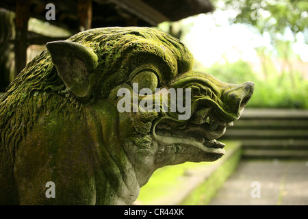 Balinesische Steinstatue vor einem Tempel. Indonesien. Bali Stockfoto