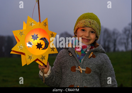 Mädchen mit einer Laterne auf dem St.Martin parade, Laternenumzug, St.-Martins Tag, Pfaffenwinkel, Bayern, Deutschland, Europa Stockfoto